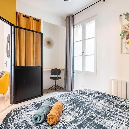 De Grand T2 Standing Apartment Bordeaux